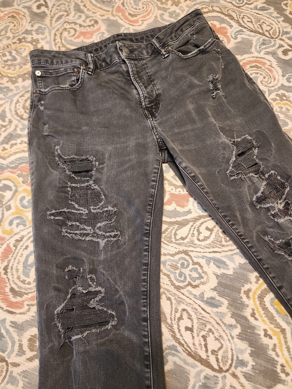 American Eagle Men's Next Level Flex Distressed Grey Ripped Jeans. NWOT.